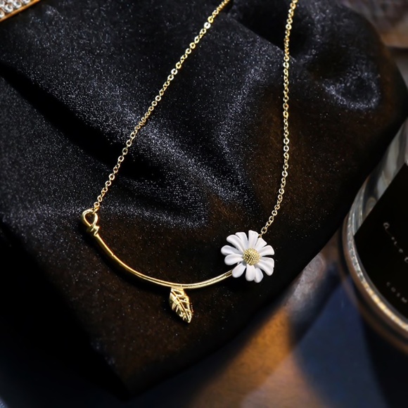 Korean style small Daisy Flower Necklace - Picture 2 of 6